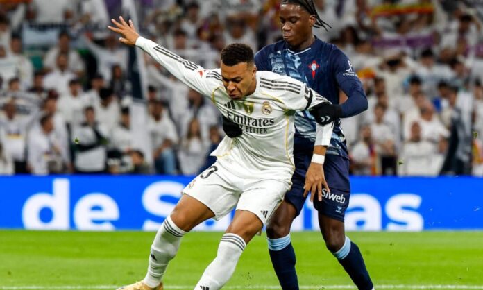 Kylian Mbappé ha acabado la primera parte frente al Celta con un visible dolor y así se lo ha hecho constar a los servicios médicos del Real Madrid.