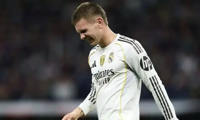 Mastantuono se lamenta por un fallo 