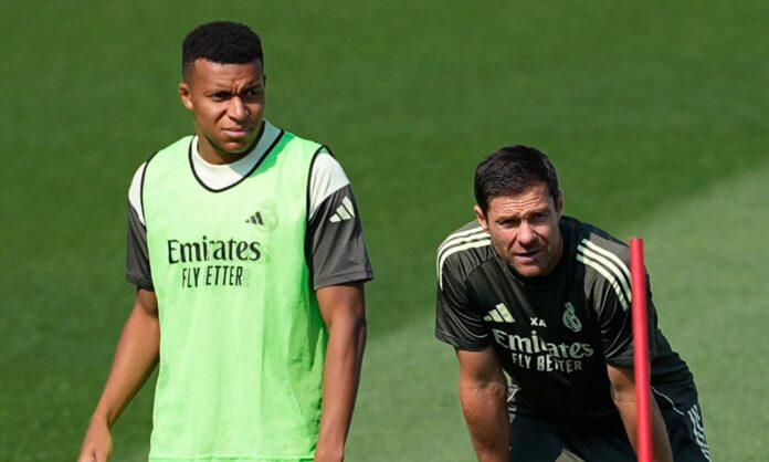 Xabi Alonso y Kylian Mbappé en un entrenamiento del Real Madrid.