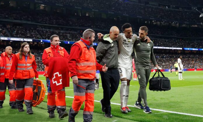 Eder Militao saliendo lesionado del campo.