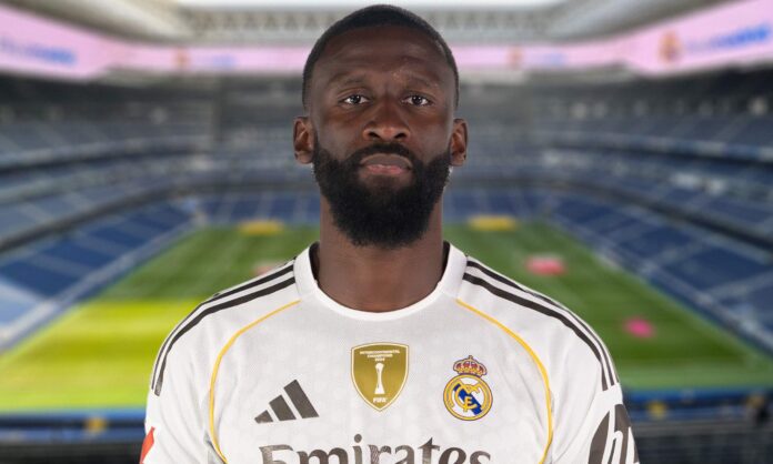 Antonio Rüdiger con la camiseta del Real Madrid y el Santiago Bernabéu. 