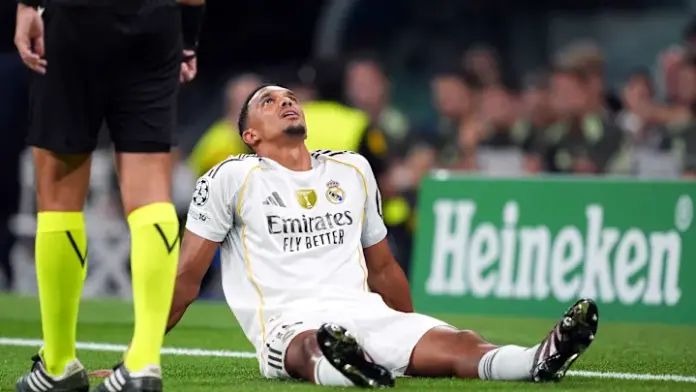 Trent Alexander-Arnold lesionado en un partido con el Real Madrid.