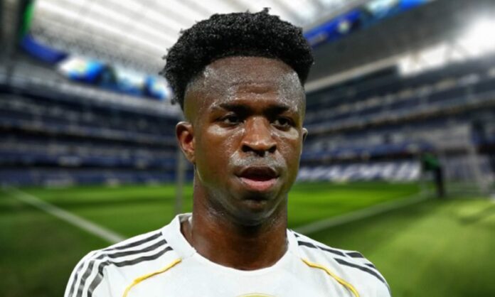 Vinícius Júnior con la camiseta del Real Madrid y el Santiago Bernabéu.