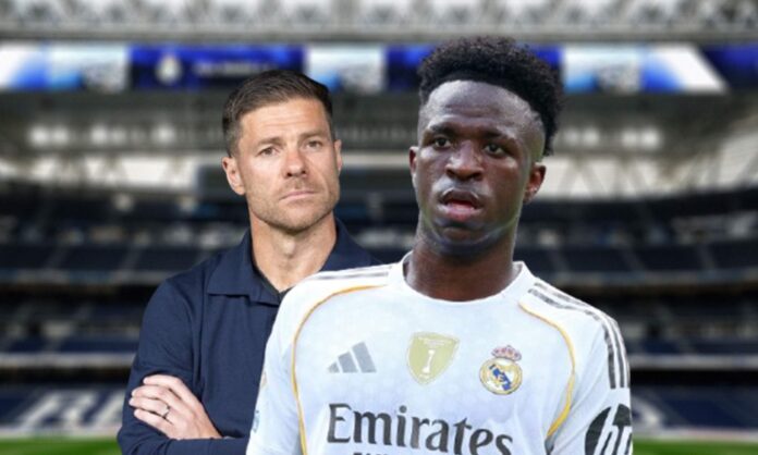 Vinícius Júnior jugando un partido con el Real Madrid, Xabi Alonso y el Santiago Bernabéu.