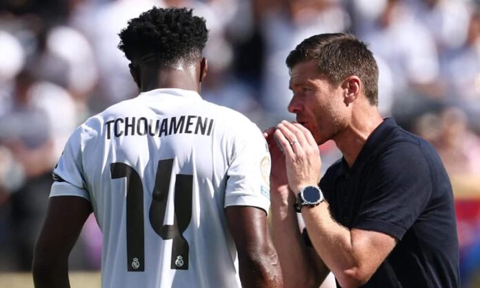 Xabi Alonso hablando con Aurélien Tchoauméni en un partido del Real Madrid. 