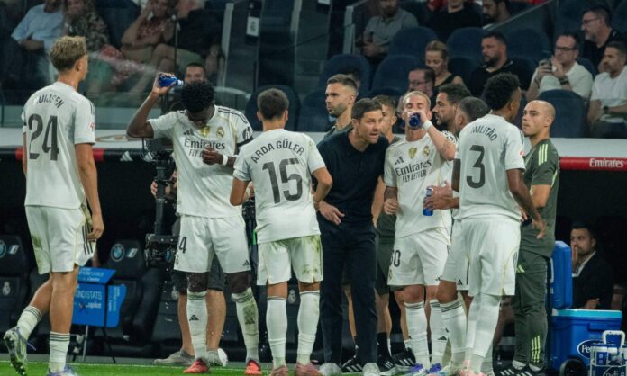 Xabi Alonso, hablando con sus jugadores durante una pausa de hidratación en un partido de esta temporada.