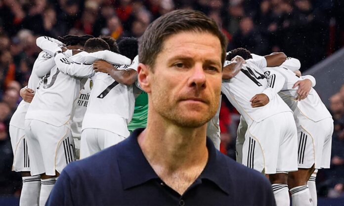 Xabi Alonso y jugadores del Real Madrid charlando antes de empezar un partido. 