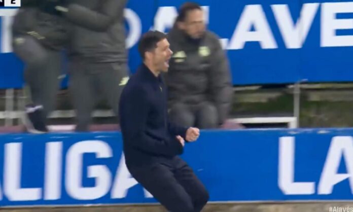 Xabi Alonso, celebrando con ímpetu el segundo gol del Real Madrid tras una buena jugada de Vinicius Junior.