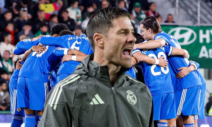 Xabi Alonso y jugadores del Real Madrid.