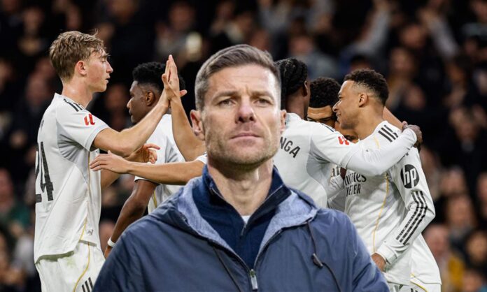 Xabi Alonso y los jugadores del Real Madrid celebrando un gol. 