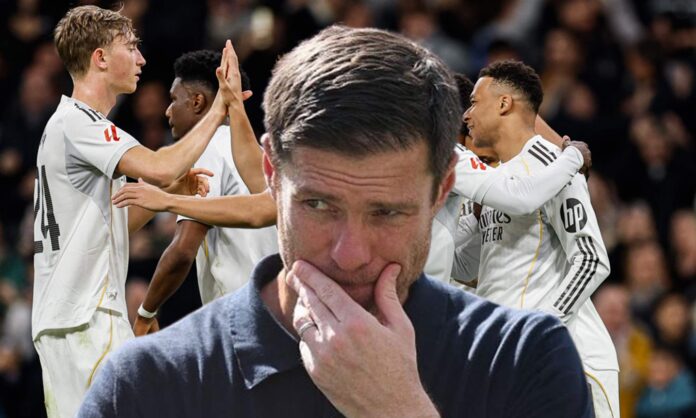 Xabi Alonso y jugadores del Real Madrid celebrando un gol.