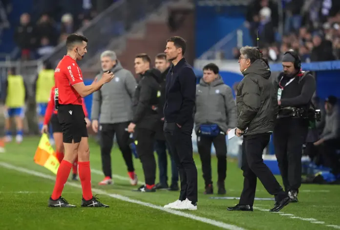  Xabi Alonso, sobre el penalti a Vinicius: «Me sorprende mucho que el árbitro no haya ido ni al VAR»

