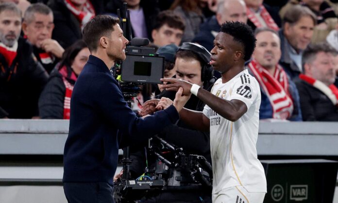Xabi Alonso y Vinícius Júnior en el Athletic Club - Real Madrid. 