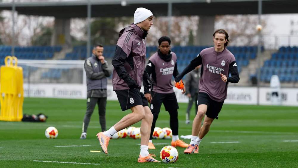 Dean Huijsen, Endrick Felipe y Joan Martínez, en el entrenamiento de este martes en Valdebebas. Dean Huijsen, Endrick Felipe y Joan Martínez, en el entrenamiento de este martes en Valdebebas.