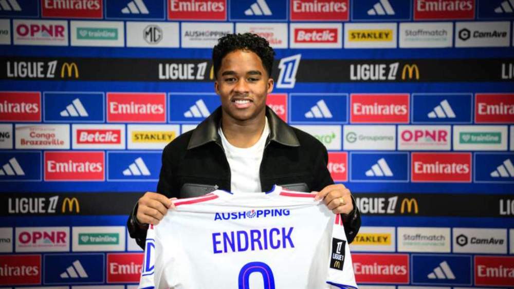 Endrick Felipe, posando con el '9', su dorsal en el Olympique de Lyon.