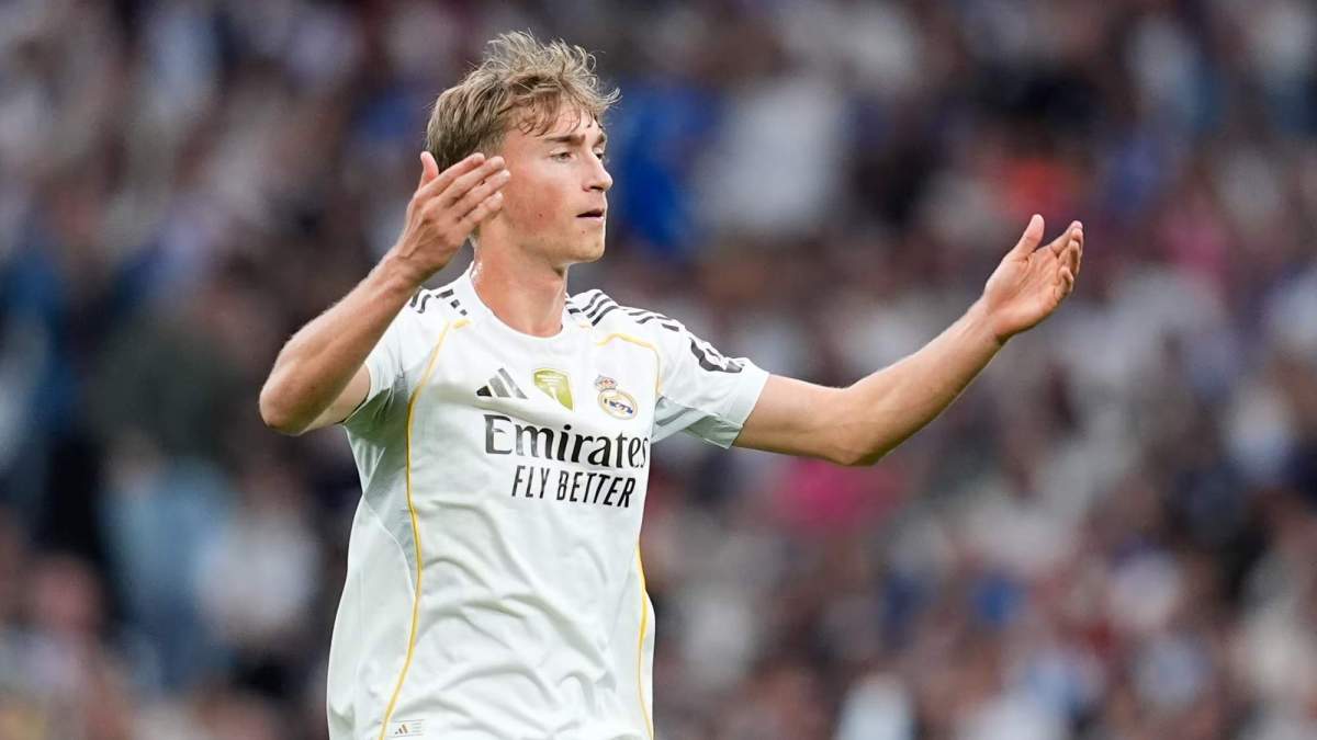 Dean Huijsen dando órdenes a sus compañeros