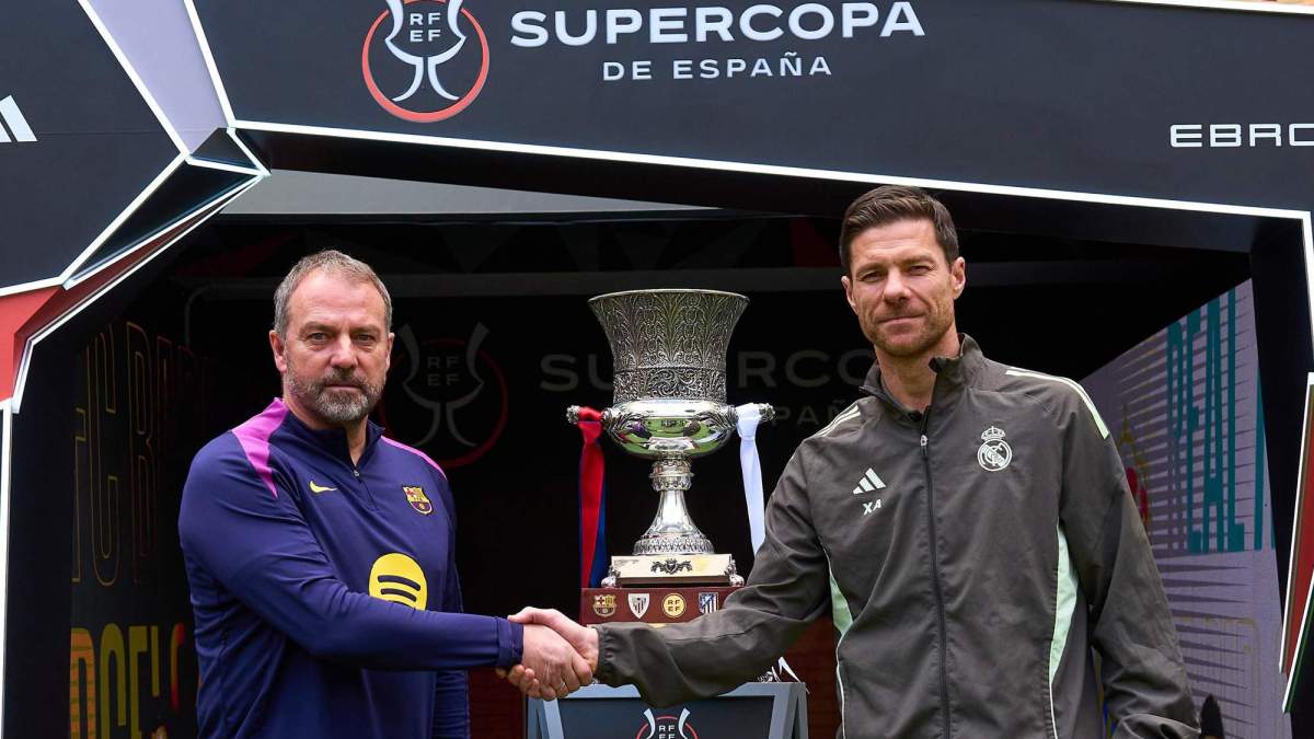 Hansi Flick y Xabi Alonso posando con la Supercopa de España.