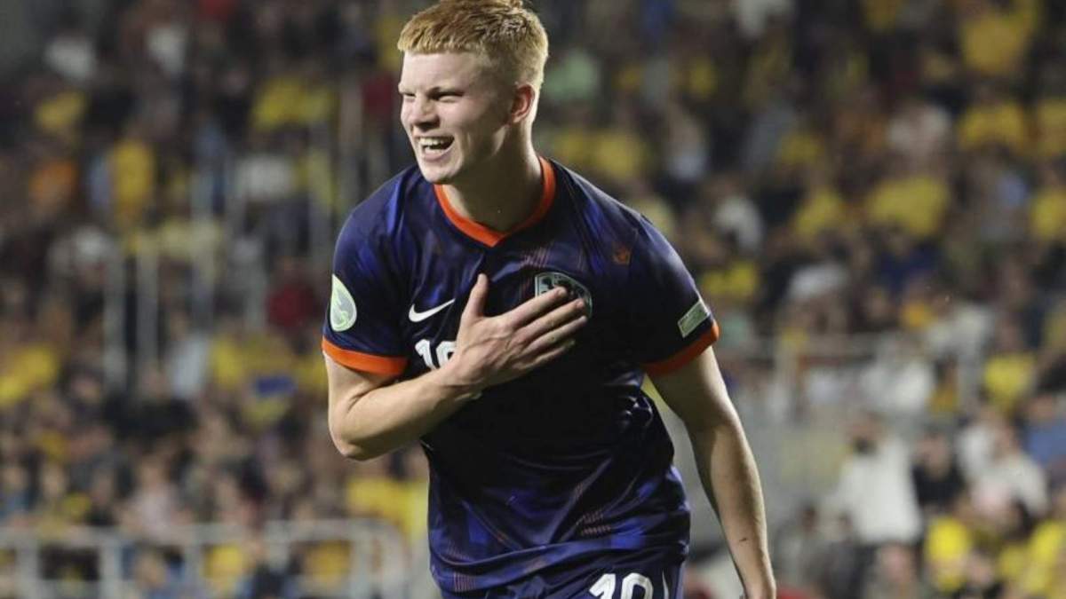 Kees Smith celebrando un gol con el AZ