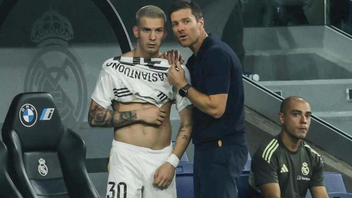 Xabi Alonso dando indicaciones a Franco Mastantuono