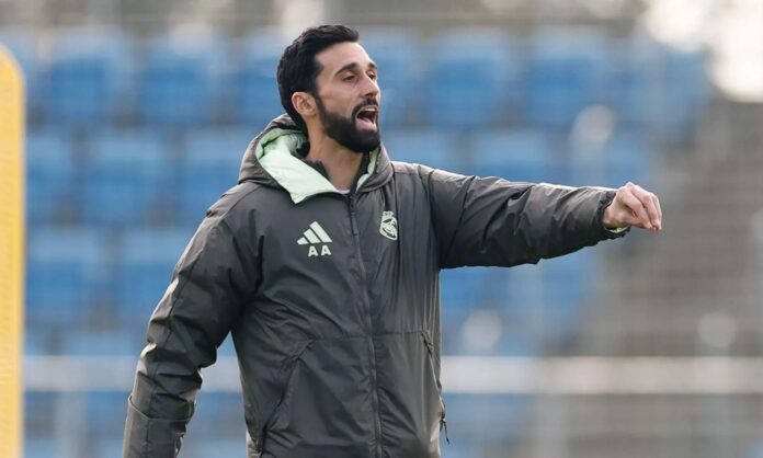 Álvaro Arbeloa, dirigiendo un entrenamiento reciente del primer equipo del Real Madrid en Valdebebas.