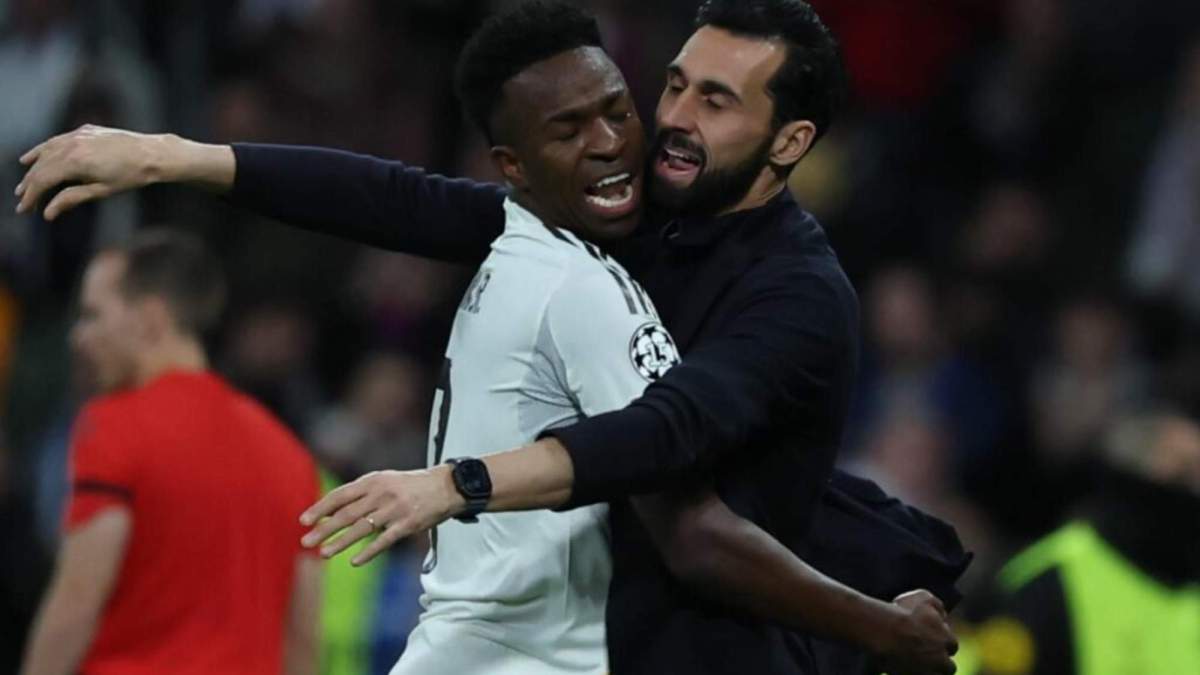 Vinicius Junior y Álvaro Arbeloa se abrazan