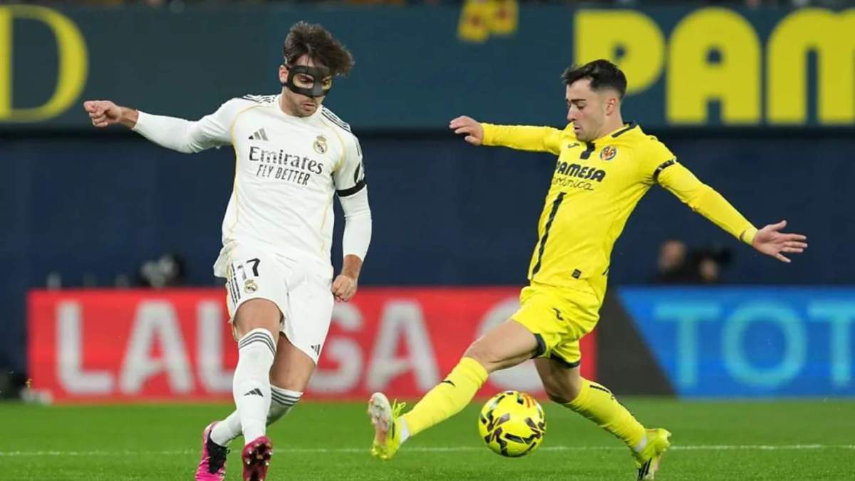 Alberto Moleiro no llega para cortar un pase de Raúl Asencio, en el encuentro de esta noche en La Cerámica entre el Villarreal y el Real Madrid. Alberto Moleiro no llega para cortar un pase de Raúl Asencio, en el encuentro de esta noche en La Cerámica entre el Villarreal y el Real Madrid.