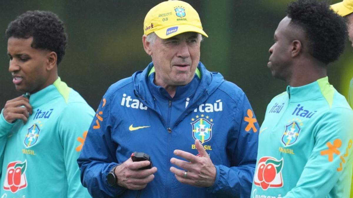 Carlo Ancelotti, con Rodrygo Goes y Vinicius Junior durante un entrenamiento con la Selección brasileña. Carlo Ancelotti, con Rodrygo Goes y Vinicius Junior durante un entrenamiento con la Selección brasileña.