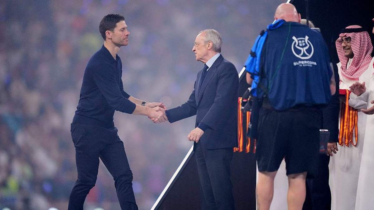 Xabi Alonso saludando a Florentino Pérez en Arabia Saudí.