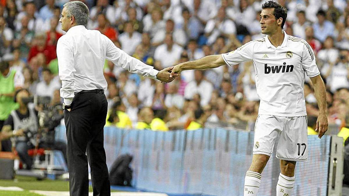 José Mourinho saludando a Álvaro Arbeloa en un partido.