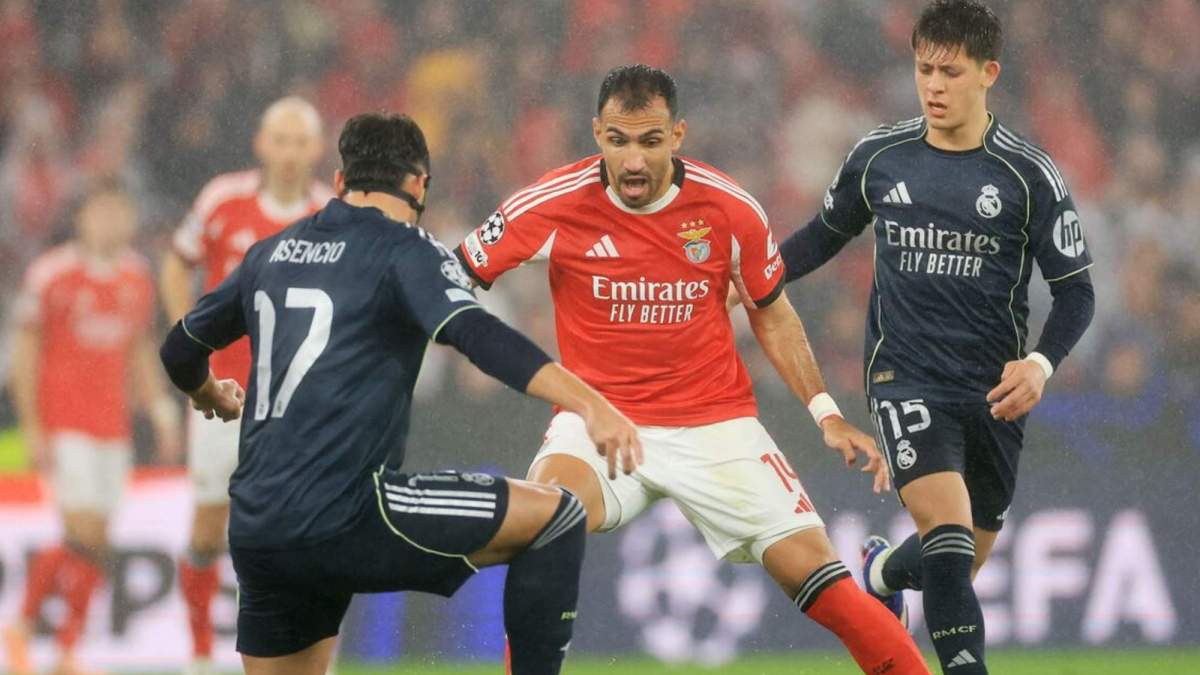 Vangelis Pavlidis, intentado avanzar ante Raúl Asencio y Arda Güler, durante el partido del Benfica y el Real Madrid de esta noche. Vangelis Pavlidis, intentado avanzar ante Raúl Asencio y Arda Güler, durante el partido del Benfica y el Real Madrid de esta noche.