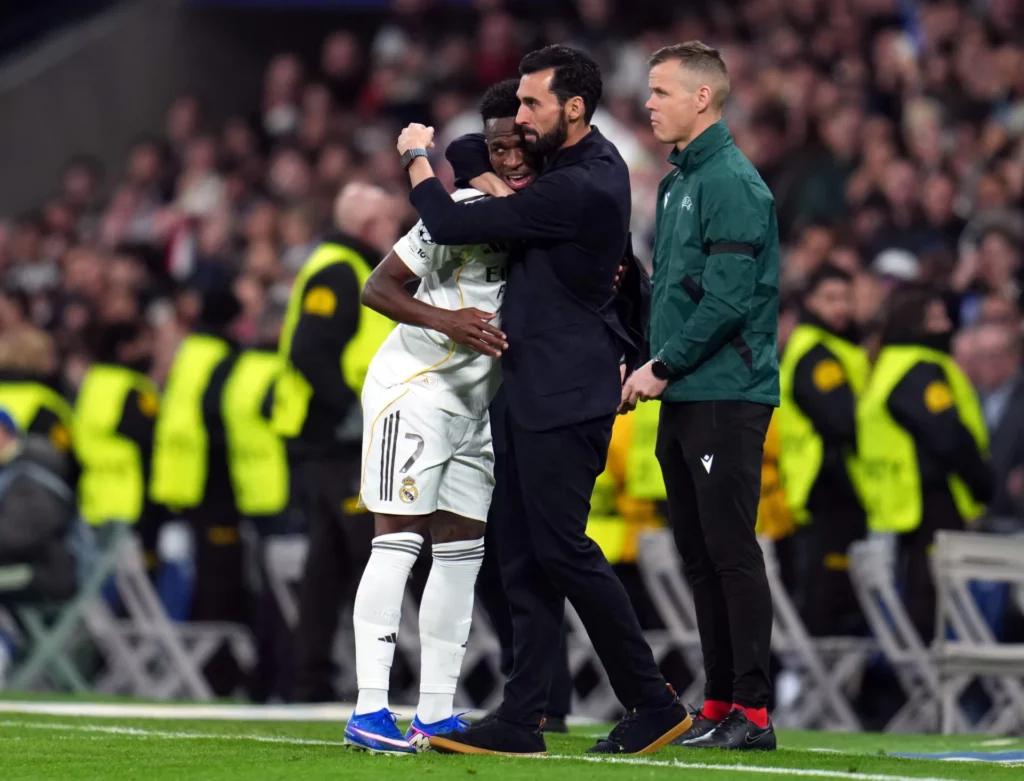 - Qedine Vinicius y Arbeloa se abrazan durante el Real Madrid 6-1 Mónaco.