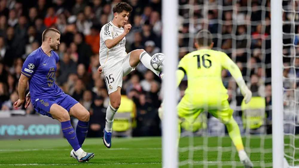 Arda Güler, controlando un balón en el partido contra el Mónaco.