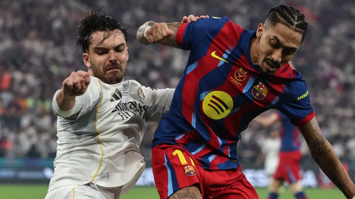 Raúl Asencio en un lance del juego duranrte la final de la Supercopa