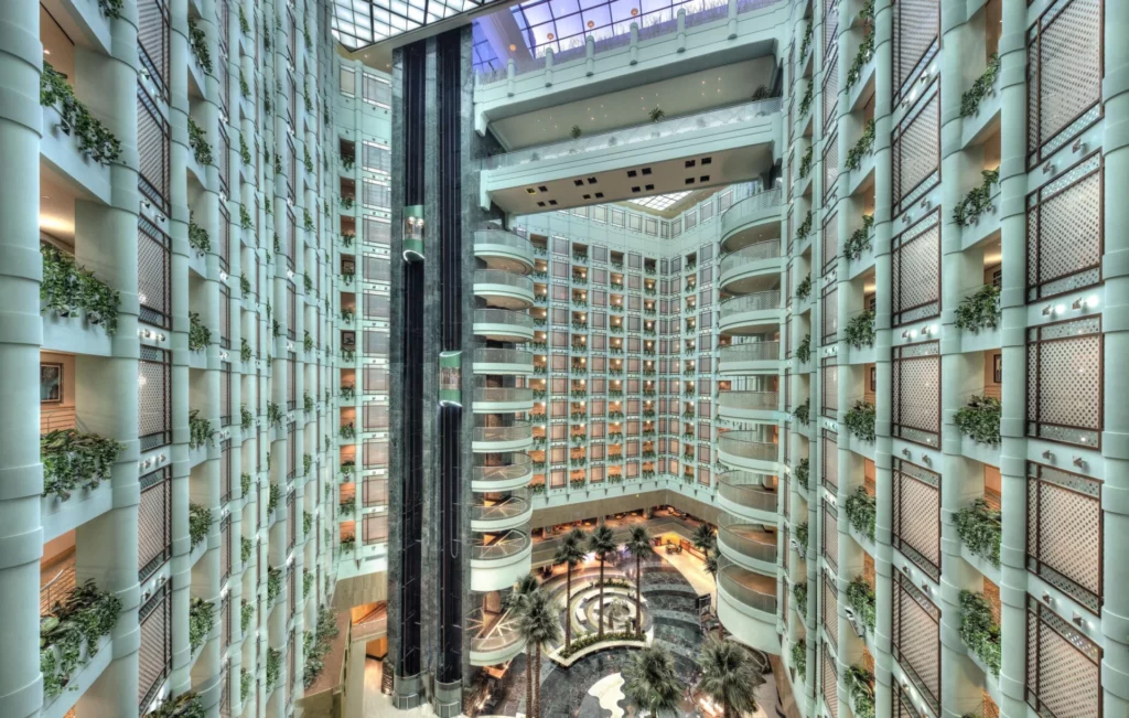 El espectacular lobby del Jeddah Hilton, hotel del Real Madrid en Yeda