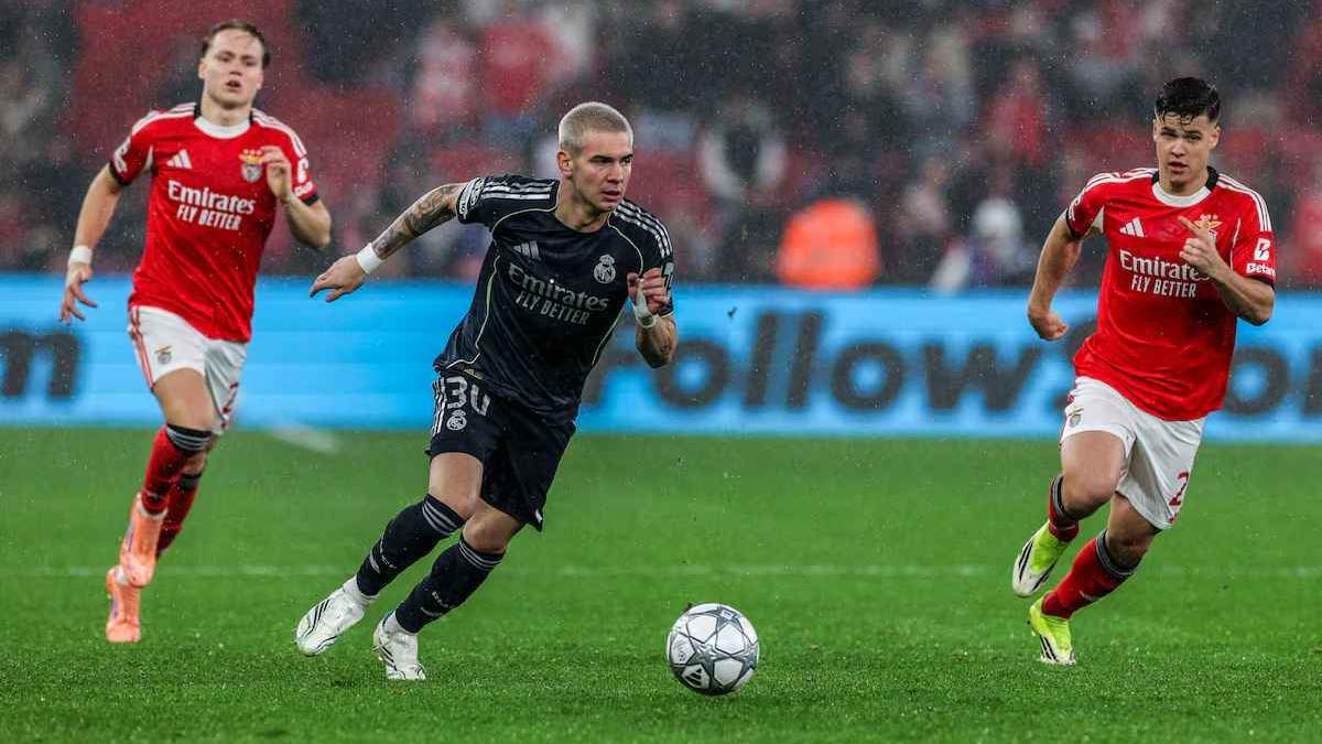 Franco Mastantuono jugando contra el Benfica. Franco Mastantuono jugando contra el Benfica.
