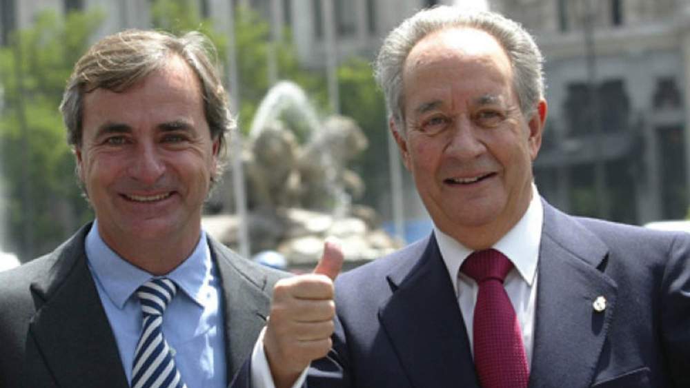 Carlos Sainz y Juan Miguel Villar Mir, posando con la Cibeles de fondo en una promoción de su candidatura a la presidencia del Real Madrid.
