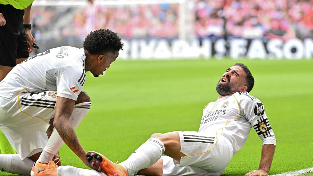 Dani Carvajal lesionado y haciendo gestos de dolor durante un partido. 