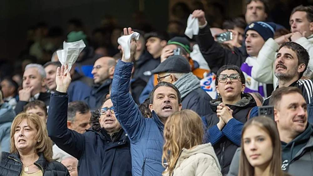 Aficionados del Real Madrid, pitando con pañuelos al equipo en el partido de hace casi dos semanas contra el Levante en el Santiago Bernabéu. Aficionados del Real Madrid, pitando con pañuelos al equipo en el partido de hace casi dos semanas contra el Levante en el Santiago Bernabéu.
