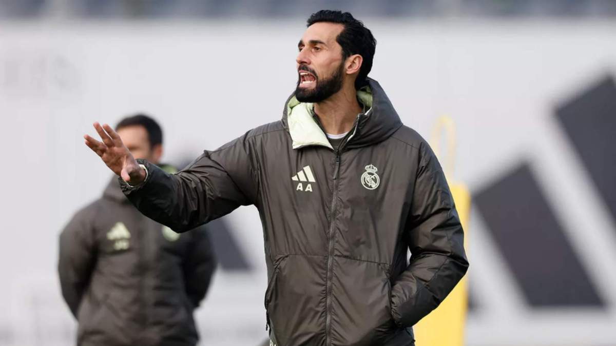 Álvaro Arbeloa dirigiendo su primer entrenamiento con el Real Madrid Álvaro Arbeloa dirigiendo su primer entrenamiento con el Real Madrid