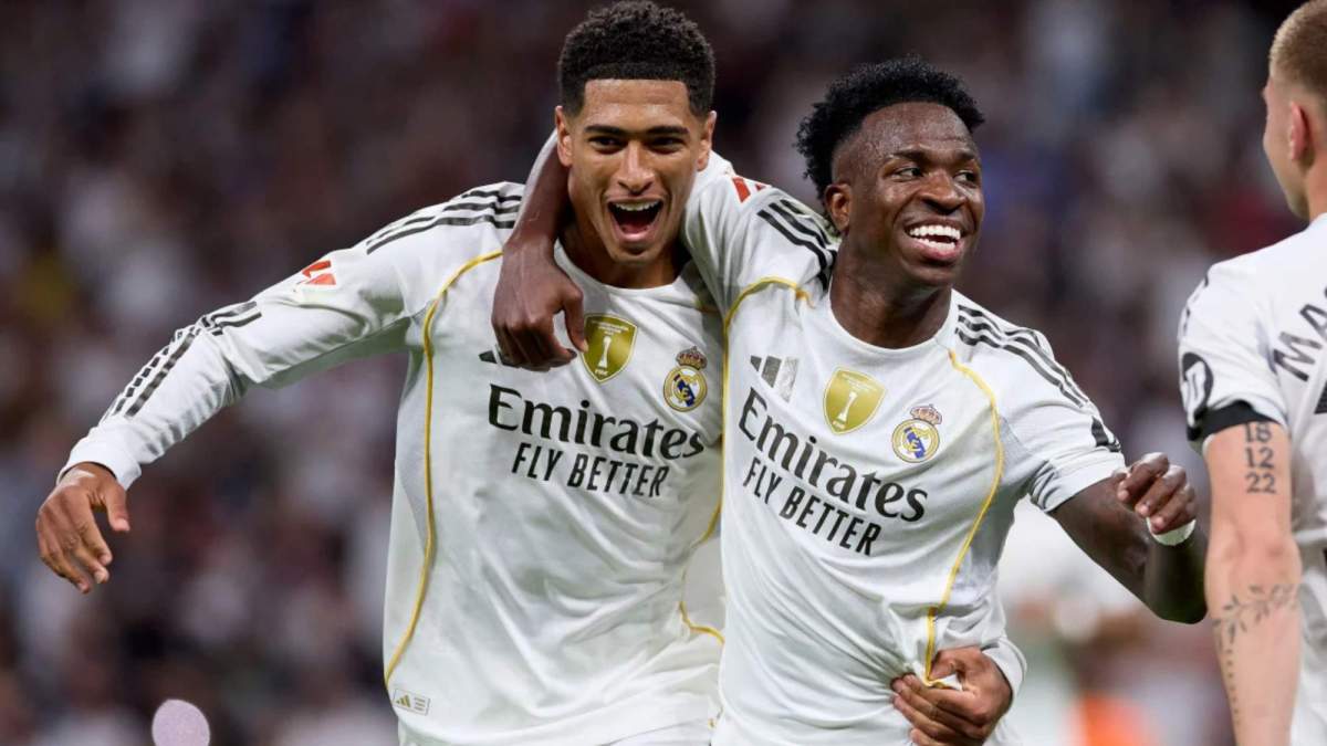 Jude Bellingham, con Vinicius Junior, celebrando un gol del Real Madrid durante un partido de esta temporada.