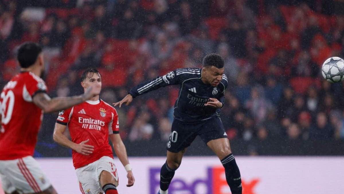 Kylian Mbappé remata para adelantar al Real Madrid ante el Benfica y poner el primer gol del partido. Kylian Mbappé remata para adelantar al Real Madrid ante el Benfica y poner el primer gol del partido.
