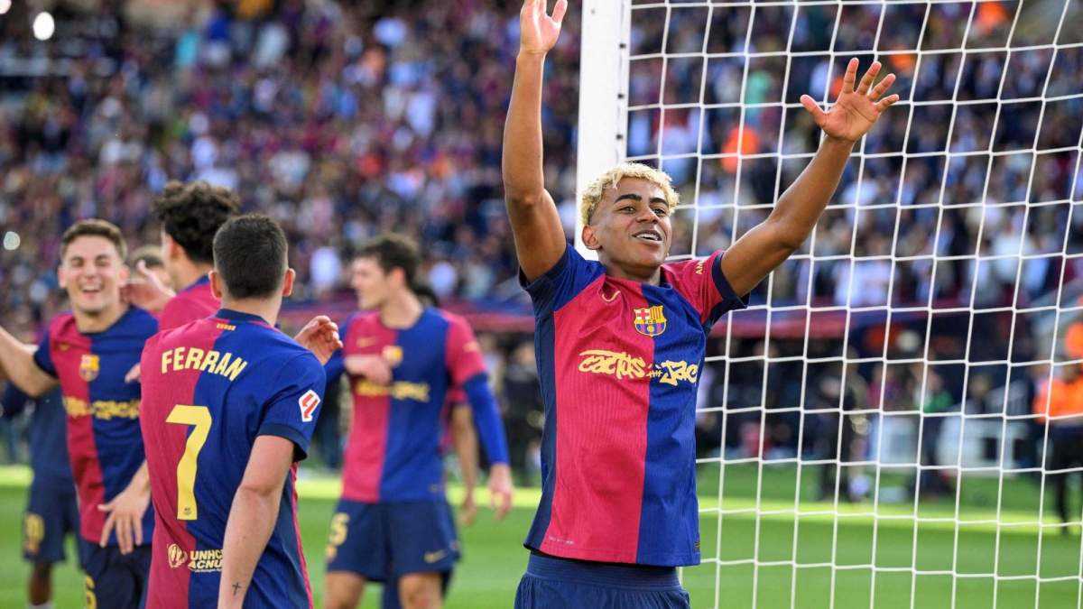 Lamine Yamal y compañeros del Barcelona