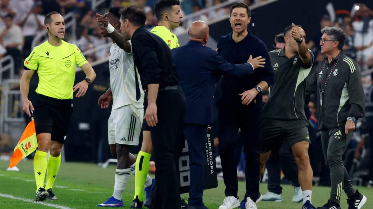 Diego Pablo Simeone, dirigiéndose a Vinicius durante la semifinal de la Supercopa mientras Xabi Alonso se queja de la actitud de su homólogo. Diego Pablo Simeone, dirigiéndose a Vinicius durante la semifinal de la Supercopa mientras Xabi Alonso se queja de la actitud de su homólogo.