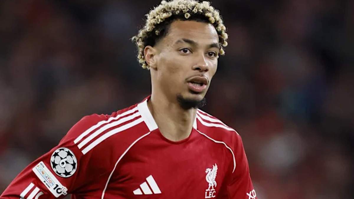 Ekitiké disputando un partido con el Liverpool.