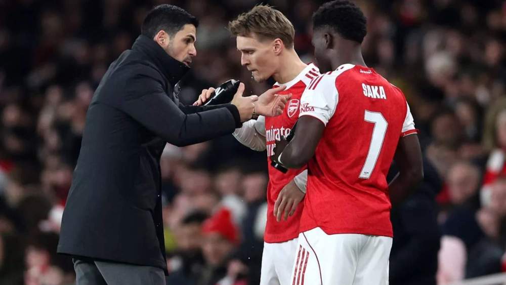 Mikel Arteta, conversando con Martin Odegaard y Bukayo Saka, en un partido reciente del Arsenal. Mikel Arteta, conversando con Martin Odegaard y Bukayo Saka, en un partido reciente del Arsenal.