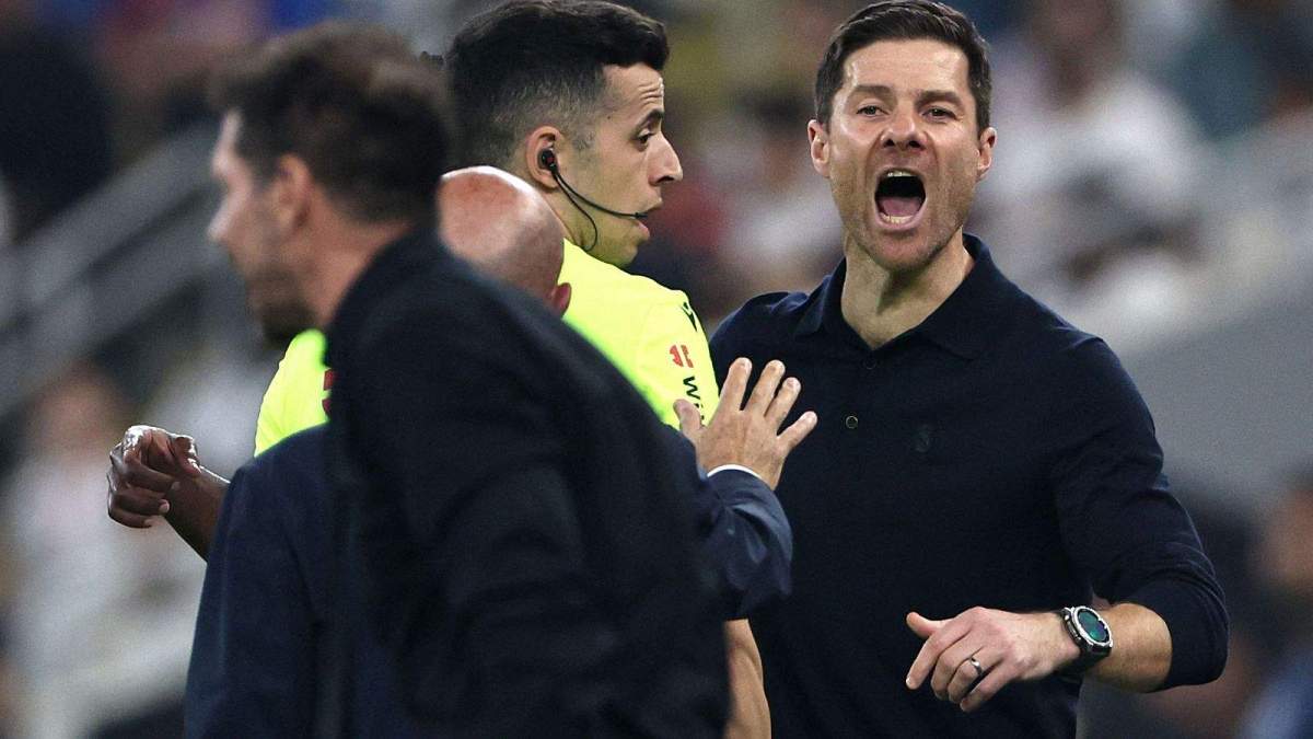 Xabi Alonso protestando a Simeone durante el Atlético - Real Madrid. Xabi Alonso protestando a Simeone durante el Atlético - Real Madrid.