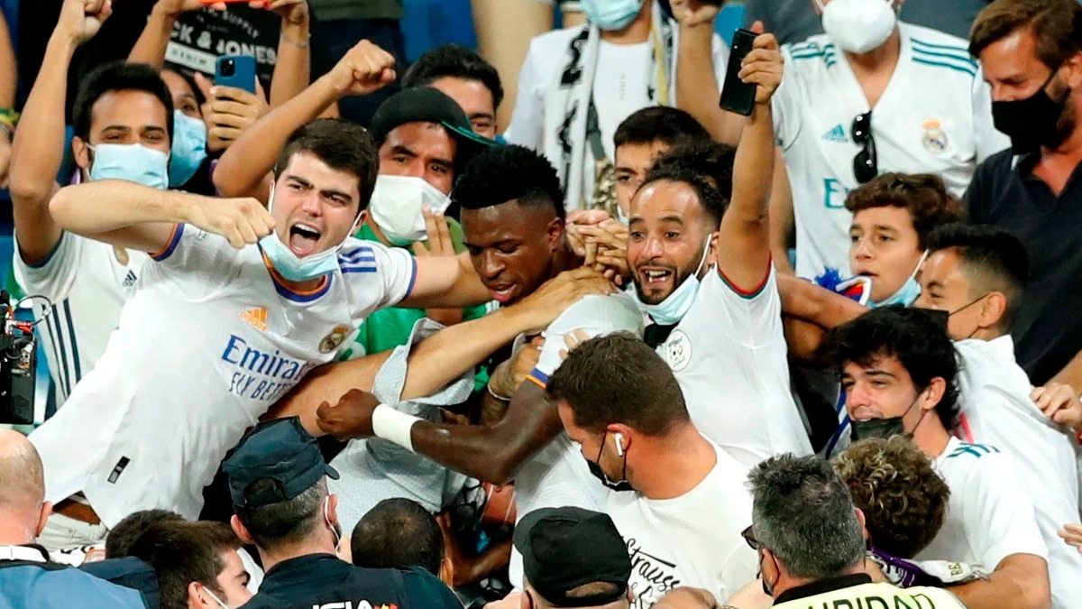 Vinícius Júnior celebrando un gol con la grada del Real Madrid. 