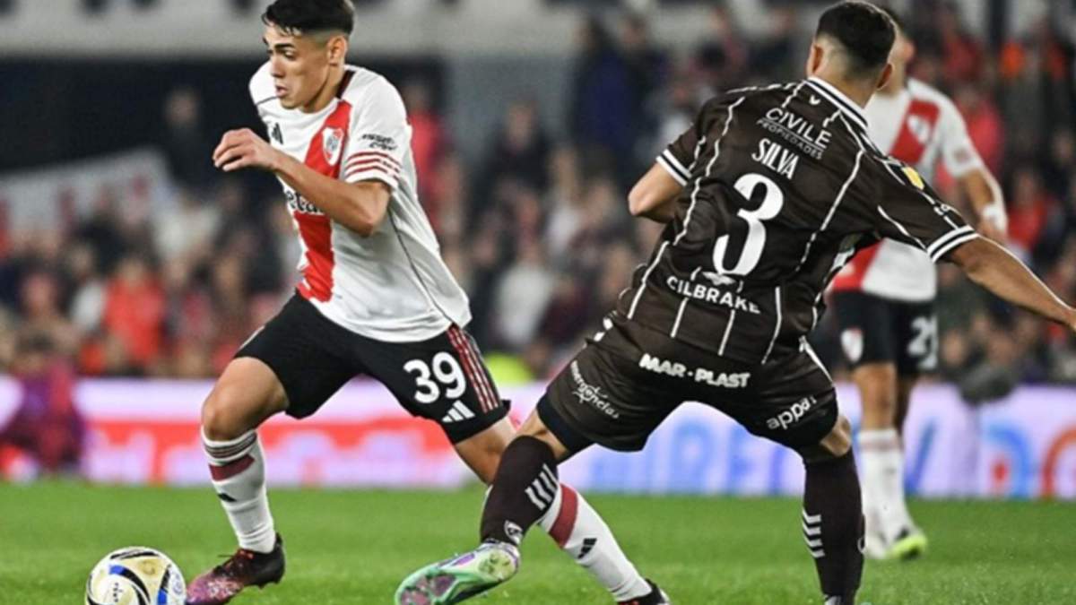 Santiago Lencina jugando un partido con River Plate.