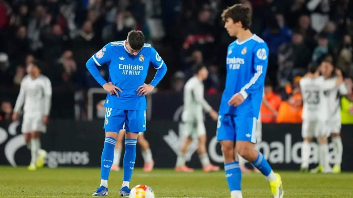 Fede Valverde y Gonzalo García, cabizbajos durante el partido del Real Madrid ante el Albacete en la Copa del Rey.