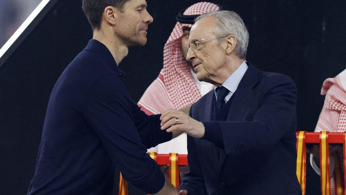 Florentino Pérez saludando a Xabi Alonso en la final de la Supercopa de España. 